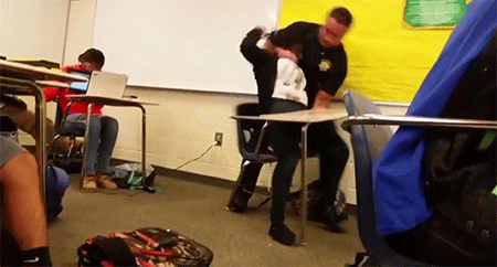 El agente Ben Fields toma a la joven por el cuello Despiden al policía que arrastró a una estudiante en escuela de EEUU